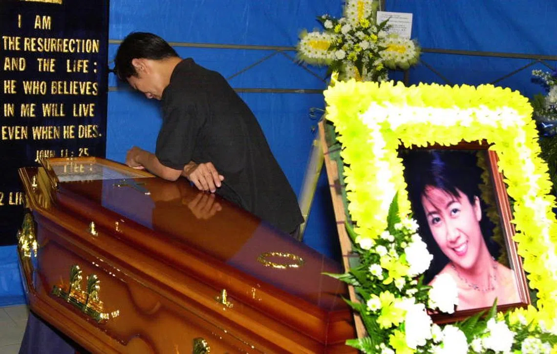 当时在妻子棺木上假哭的丈夫。（海峡时报）