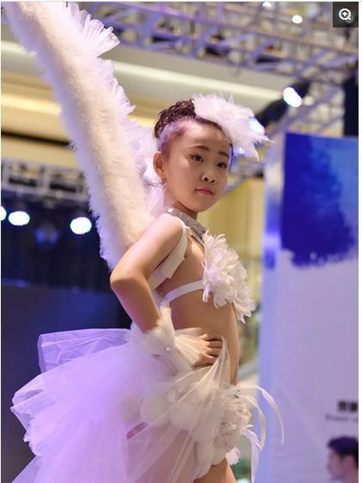  成都某商场举办的儿童模特走秀活动。（互联网） 