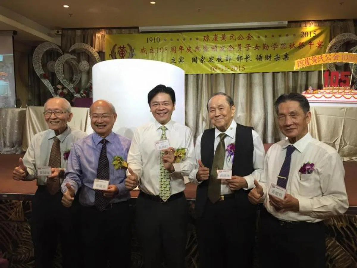 2015年新加坡琼崖黄氏公会成立105周年时邀请了时任国家发展部部长黄循财（左三）为主宾。图中与他合照的都是“黄循”字辈的。他过后在脸书上写道，家庭根源——他们有相同的姓氏（黄），我们名字中间的那个字都遵循家谱。（取自黄循财脸书）