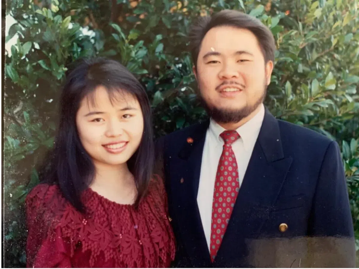 陈王伟和太太Christy的合照。那时，他还未中风，也未失明。太太是一名护士。（salt and light)