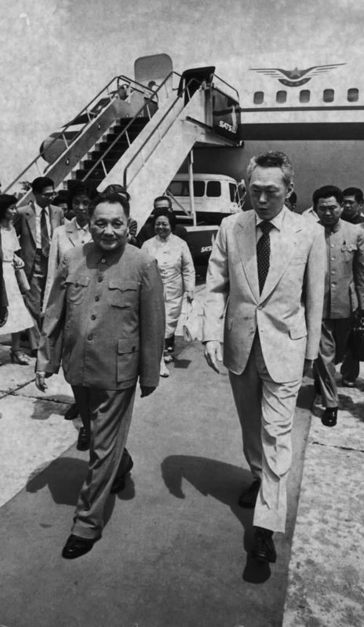  1978年11月12日，74岁的邓小平到访新加坡，李光耀亲自接机，这也是邓小平唯一一次到新加坡进行正式访问。（海峡时报） 