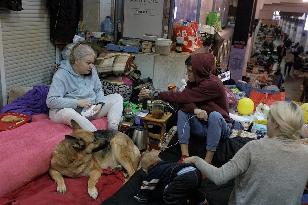 因战事而流离失所，被迫睡在地铁站的乌克兰人民。（路透社）