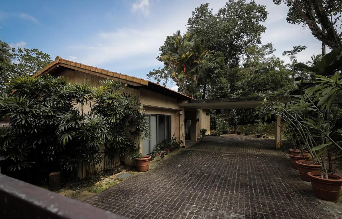 海底捞联合创始人施永宏2022年以5000万新元买下已故建国总理李光耀的女儿李玮玲医生位于古鲁尼山（Cluny Hill）的优质洋房。其土地面积为1万8255平方英尺，尺价为2740新元。若重新发展估计得花费至少1000万新元。但是新建好的房产价值就会从6000万新元起跳，相等于3200元到3300元的尺价，更符合那一区的价格走势。（海峡时报）