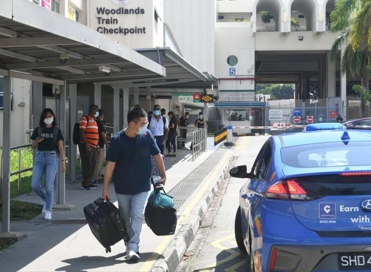 疫情导致新马通关不便，不少在本地打拼的马国客工因此选择透过网络银行服务把生活费汇给在马国的家人。（新明日报）