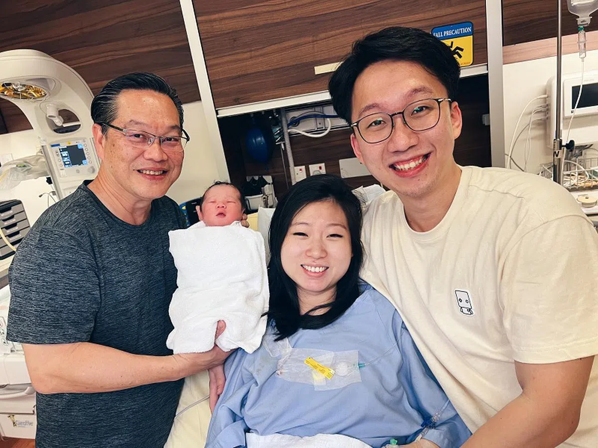 迎来虎年女宝宝的胡斯宇（右）和洪靖仪（右二）与负责接生的鹰阁医院妇产专科兼泌尿专科顾问医生钟耀伦合照。夫妻俩为女儿取名“Heather”，意为在荒地绽放的常青花，希望女儿未来能够勇敢、坚强、有韧性，如同老虎那样。（鹰阁医院提供）