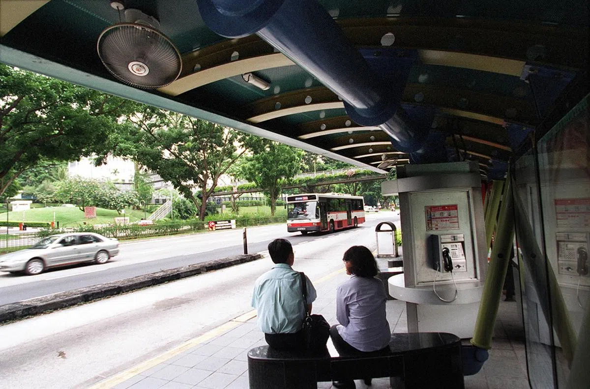 1999年，纳比雅路（Napier Road）的这个巴士站除了电灯、电风扇，还设有一台公共电话。（每日新闻）