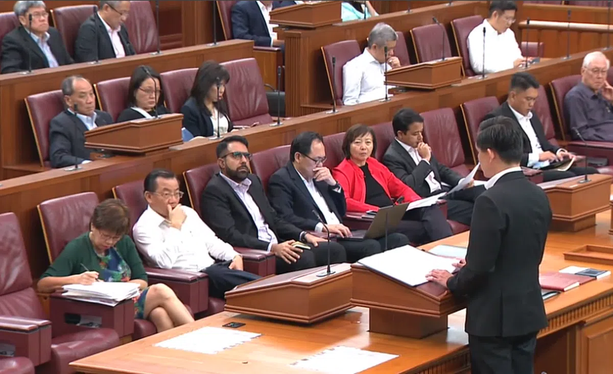  陈振声发言时，工人党议员都坐在他的正前方。（国会视频截图） 