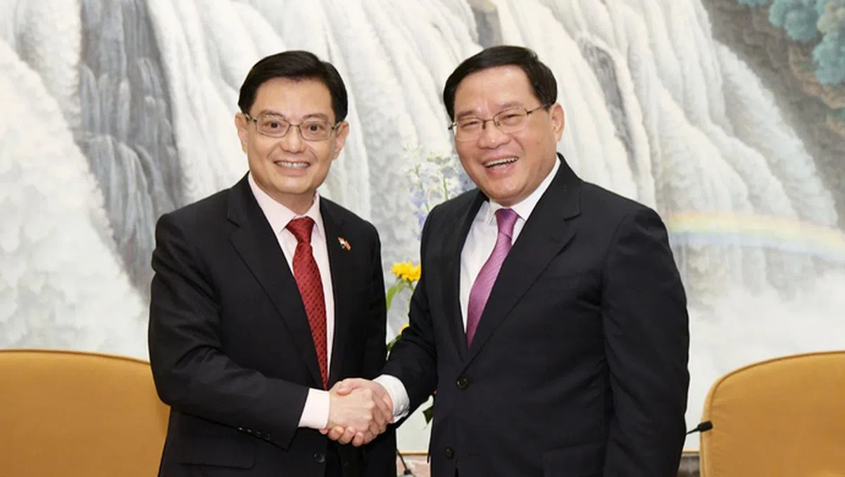  王瑞杰与中共上海市委书记李强（右）会面。（界面网站） 
