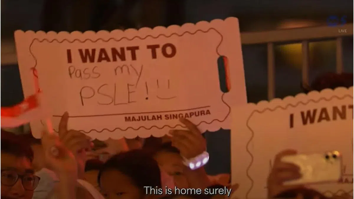 参加国庆庆典还记挂着小六会考必须及格，这位同学压力不小哇。（视频截图）