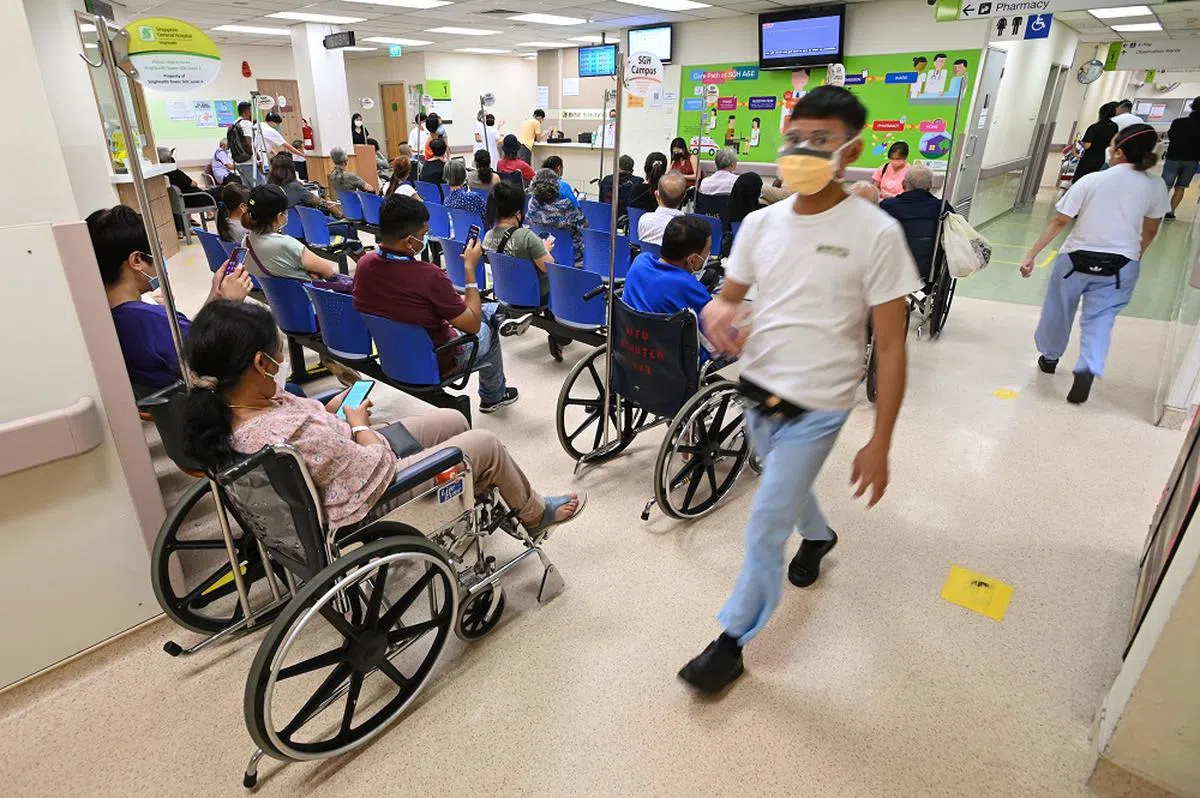 新加坡卫生部规定在医院必须戴口罩。图为中央医院急诊室求医的病人全都遵照指示戴上了口罩。（海峡时报）