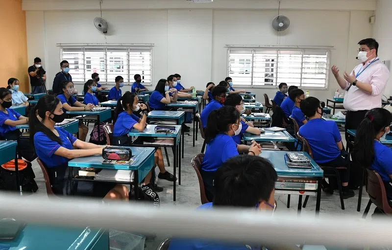 受访教师认为，能管教及纠正学生的权力越来越小，因为越来越多家长倾向防御的态度，一旦有事情发生都会自动偏袒孩子。（海峡时报）