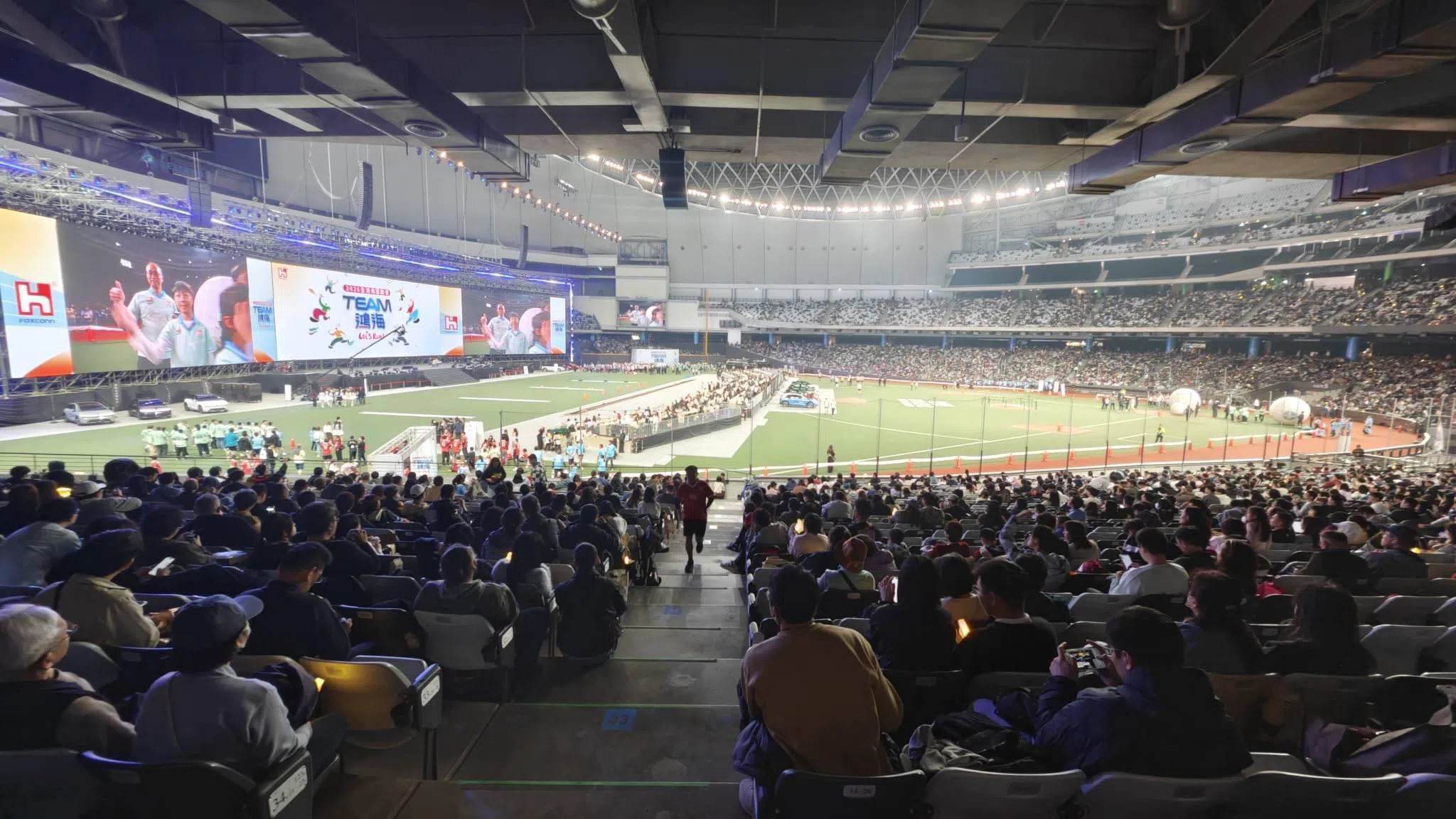 鸿海科技集团（又称富士康）2026年的尾牙是在体育场内举行的，场面极为盛大。