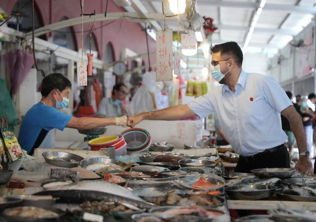  毕丹星（右）强调工人党的目标是扮演一个称职的建设性角色。（海峡时报） 