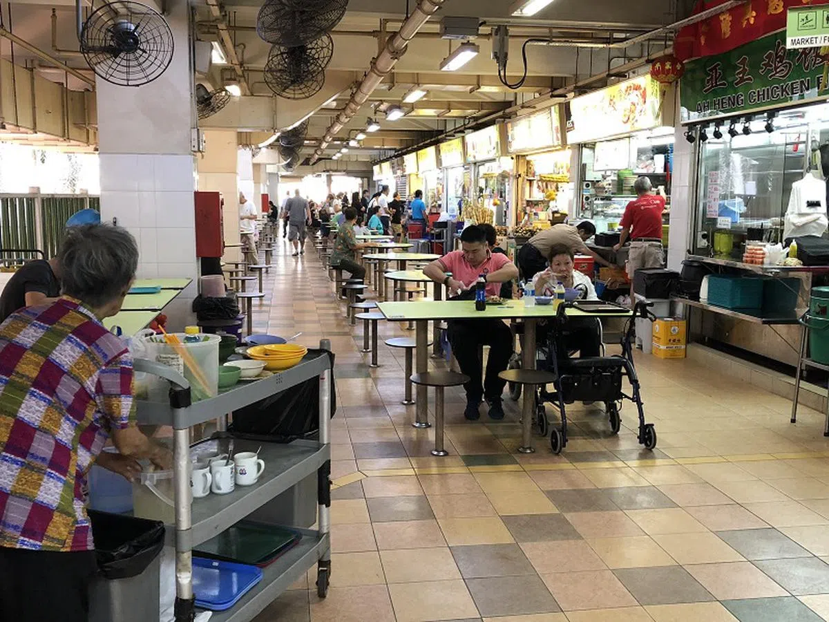  小贩中心本身就是一个生活气场。（张丽苹摄） 