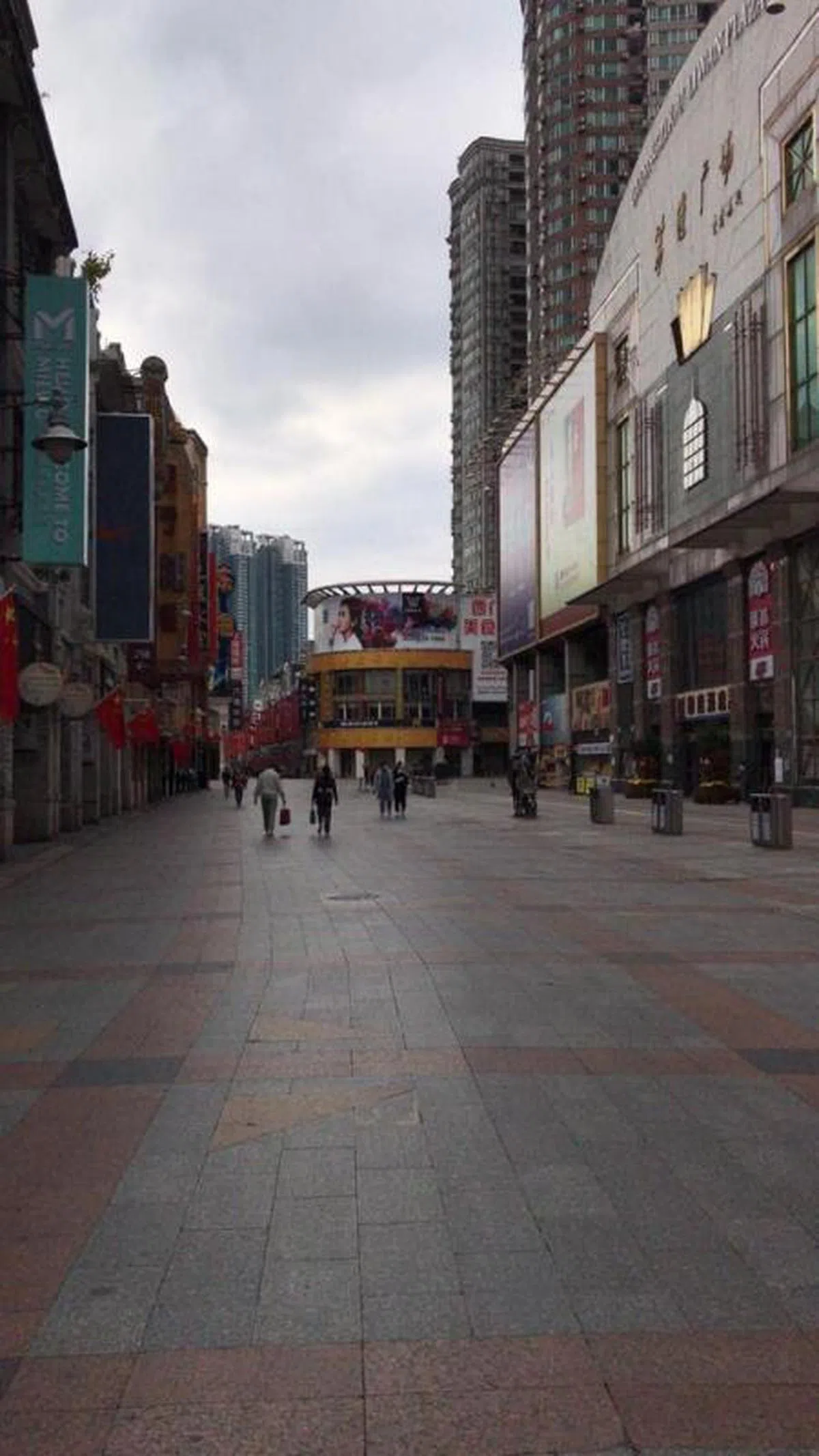  昔日人来人往的上下九步行街，如今弥漫着萧条的气息。（卢凌之摄） 