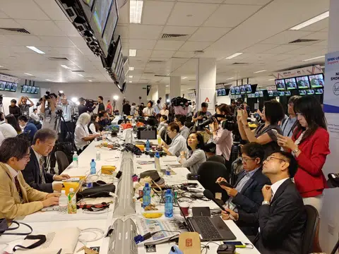 特金会晤前的那一刻，媒体工作人员都翘首以待。（张丽苹摄）