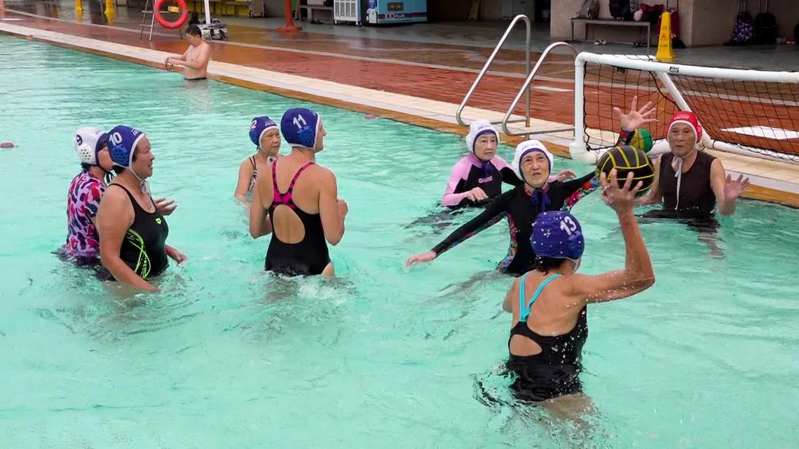 新加坡“Ah Ma Flippa ball”水球队的成员。（红蚂蚁摄）