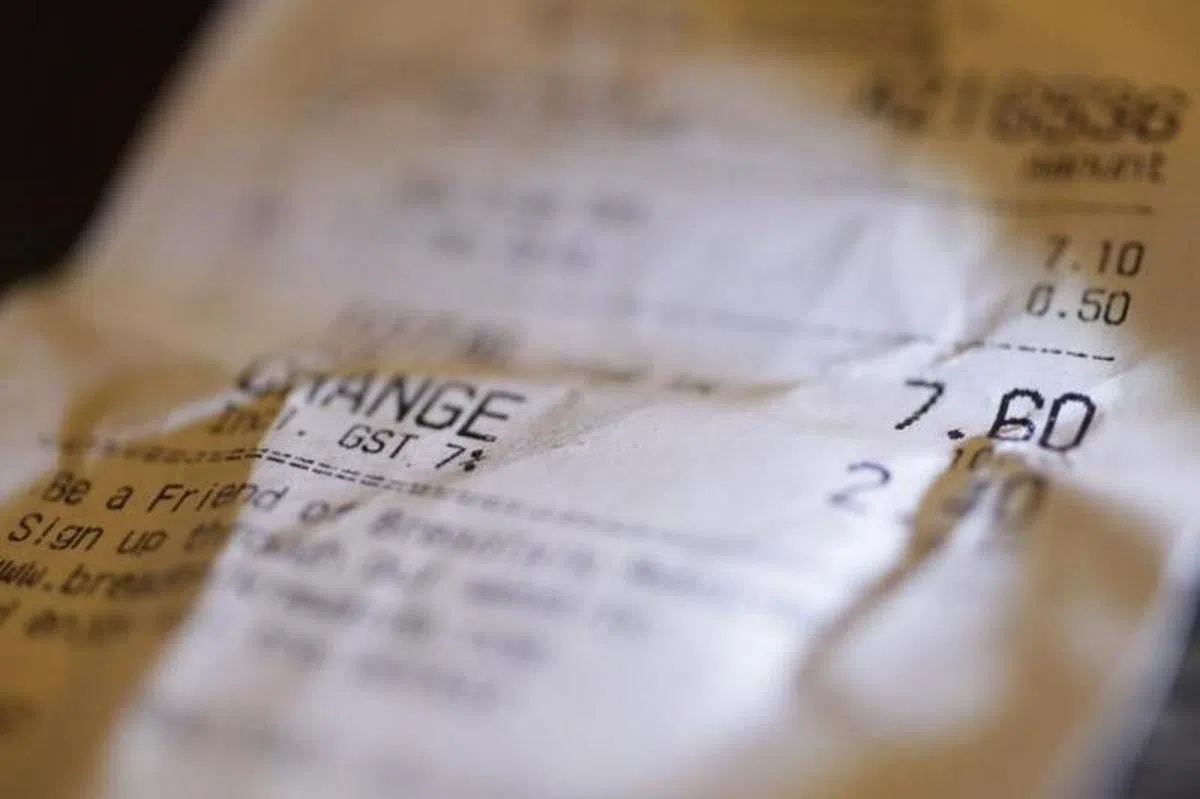  本地目前的消费税定在7%。（海峡时报） 