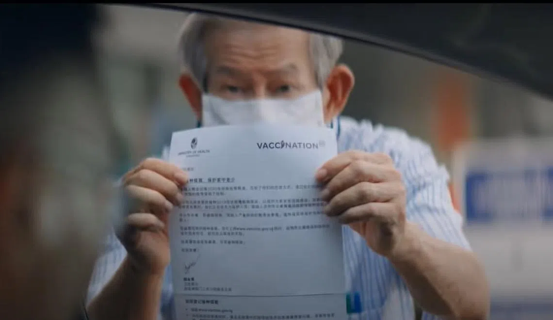 政府网站GOV.SG推出四种语言版本的温情视频，鼓励老人家接种疫苗。（视频截图）