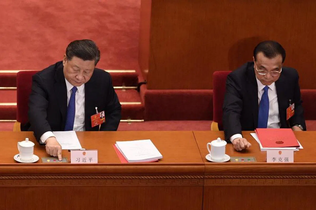  中国国家主席习近平（左）和国务院总理李克强（右）针对“港版国安法”按下表决器。（法新社） 