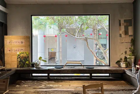 在这样的落地窗户前品尝咖啡，是否让你心动？图为新山陈旭年街的80000 by Fam咖啡馆。（海峡时报）