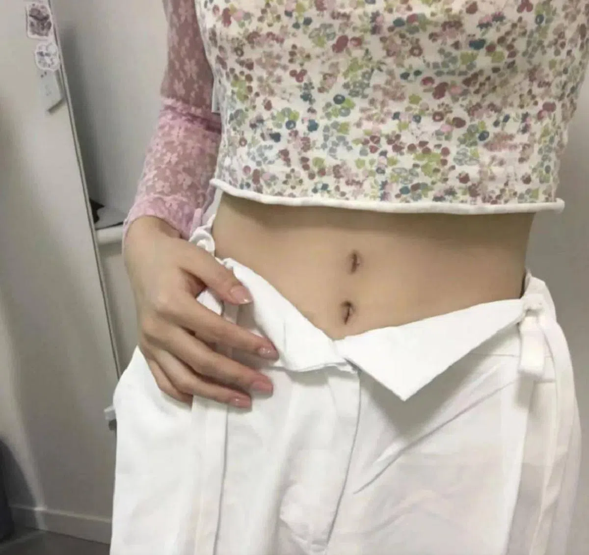 看得出哪个是真肚脐，哪个是肚脐贴吗？（小红书截图）