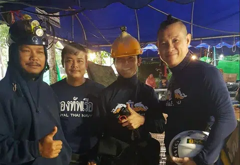 新加坡潜水教练杨家福（右一）和其他救援潜水员合影。（亚洲新闻台）