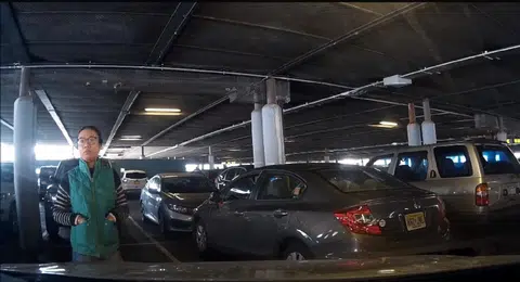 拒绝放弃“主权”的绿衣女子。（面簿视频截图）