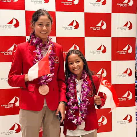 陈霓雅（左）和陈安雅（右）是我国帆船队的年轻选手。
