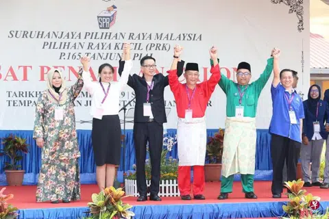 马来西亚柔佛笨珍丹绒比艾国会议席补选出现六角激战局面。左起为：43岁民众法丽达（独立人士）、前国阵成员党民政党的温蒂、补习学院院长洪俊禄（独立人士）、希盟土著团结党的卡敏、马来右派政党回教阵线党主席巴德鲁希山和国阵马华的黄日升。（联合早报）