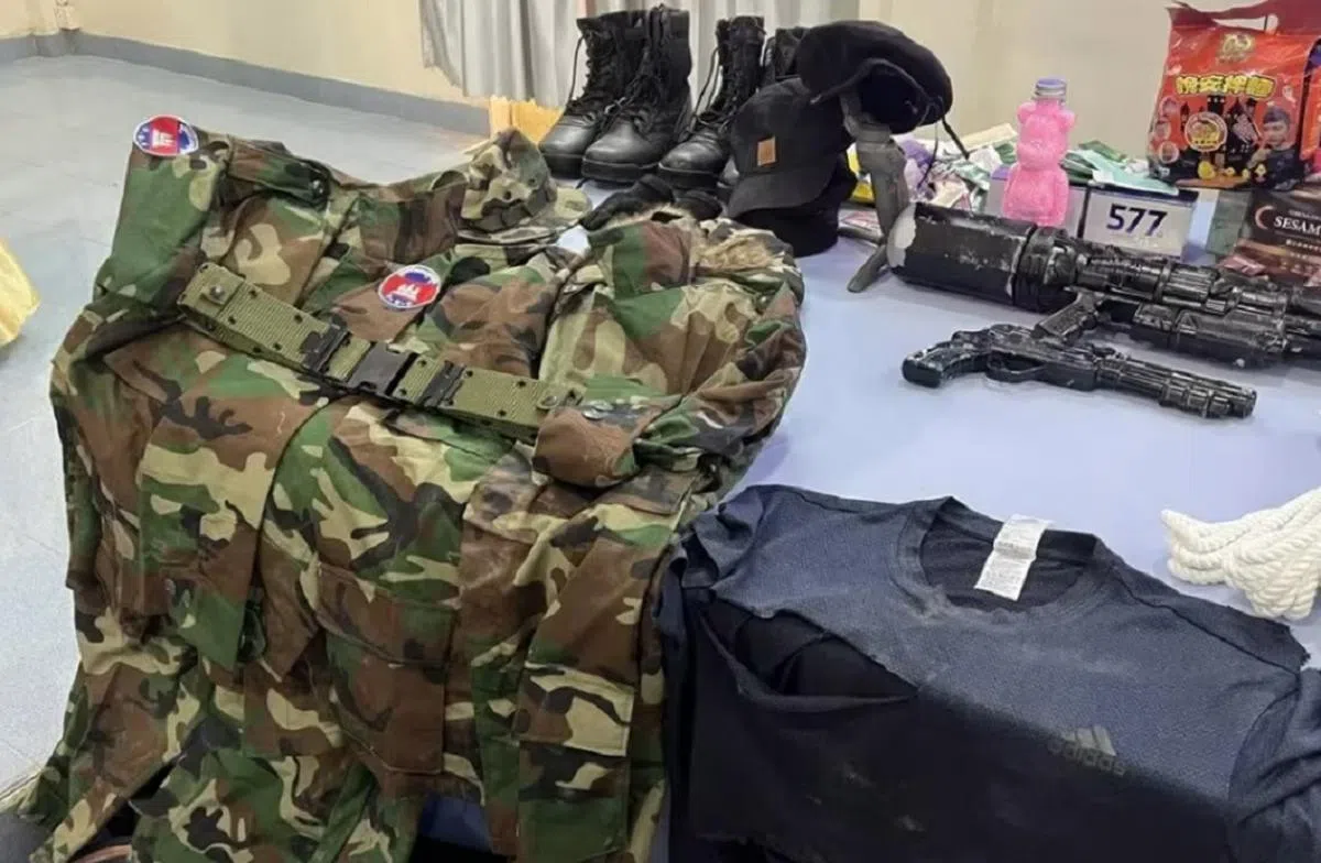 柬埔寨警方从陈能钏的行李搜出军服和假枪等道具。（柬中时报）