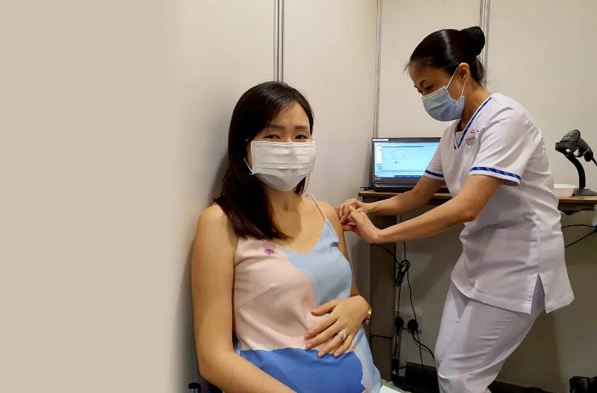 指导原则称雇主应给予因健康因素未接种者及孕妇特别考量，同时强烈建议孕妇接种疫苗。（新加坡保健服务集团）