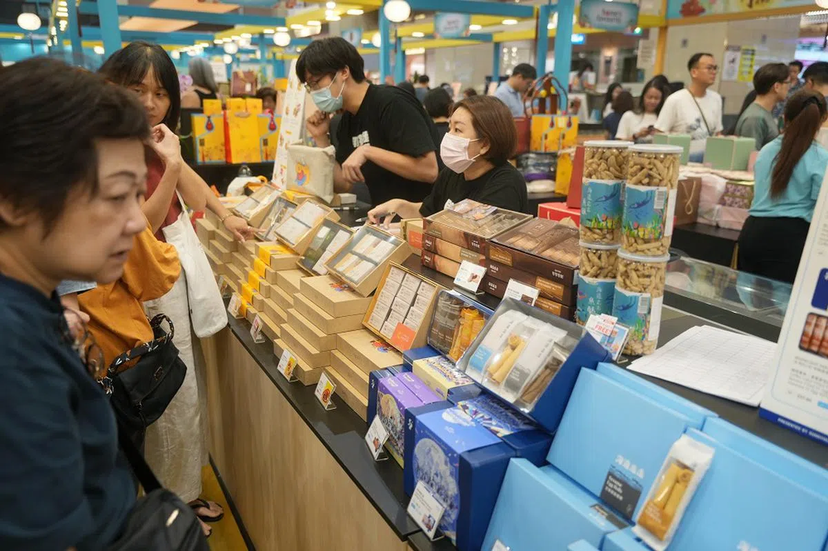 市面上月饼种类繁多，让人目不暇接。（联合早报）