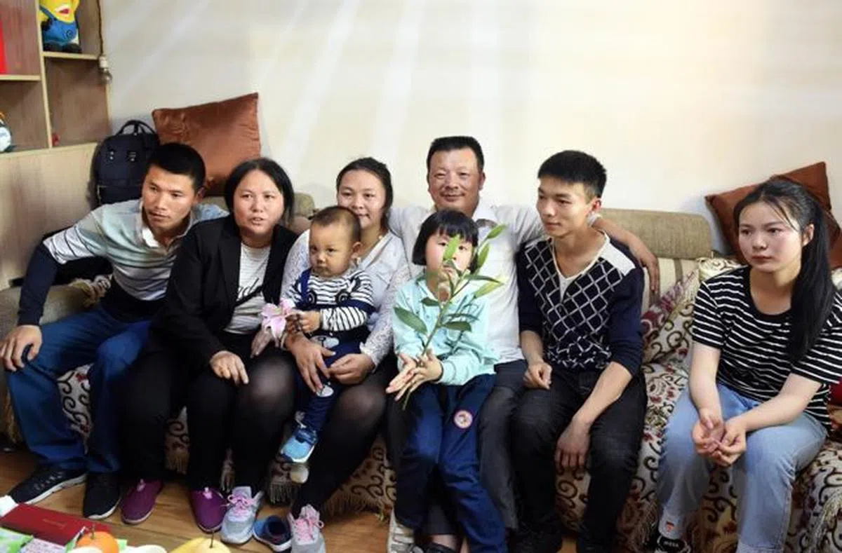  迟到的家庭大合照。（左起）康英丈夫王东旭、刘登英、康英与小儿子、王明清、康英的大女儿、王明清的儿子，以及王明清的小女儿。（互联网） 