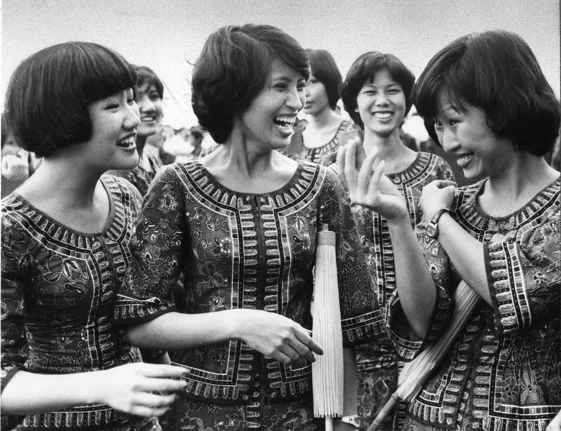新航空姐的卡峇雅（kebaya）制服，自50年前改良后，至今只做了小改动。图为参加1976年国庆庆典的新航空姐。（海峡时报档案照）
