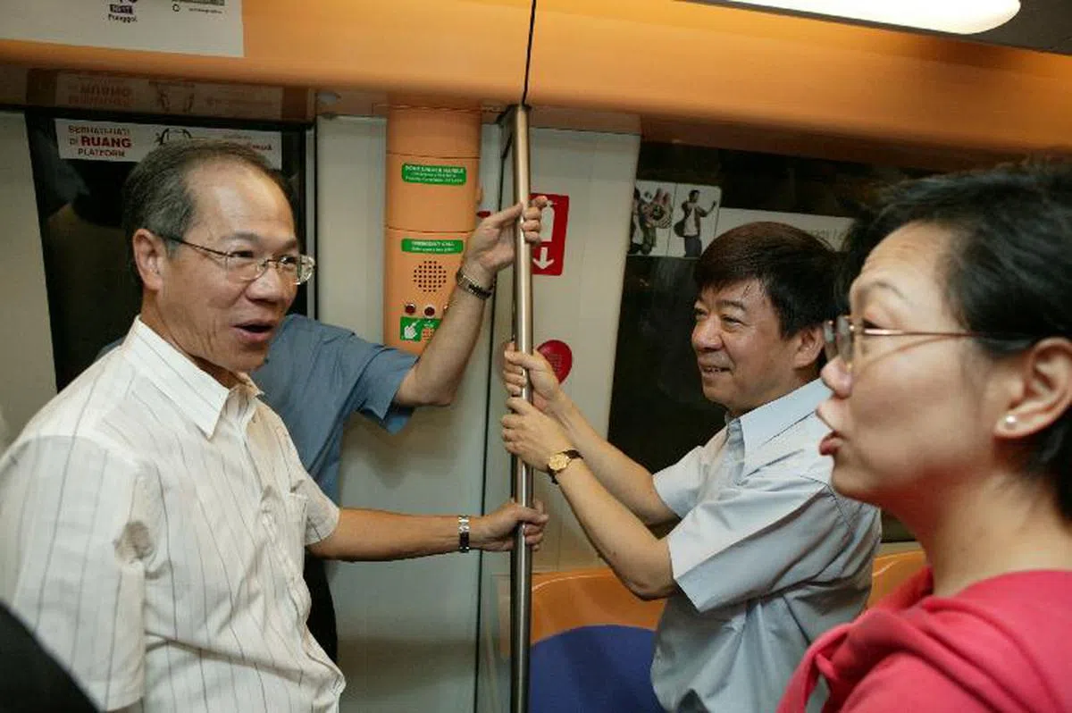  2003年，与当时的交通部长姚照东乘搭东北线地铁！谁又会想到我竟然会跟着他的步伐，接过交通部长一职？（国家档案馆） 