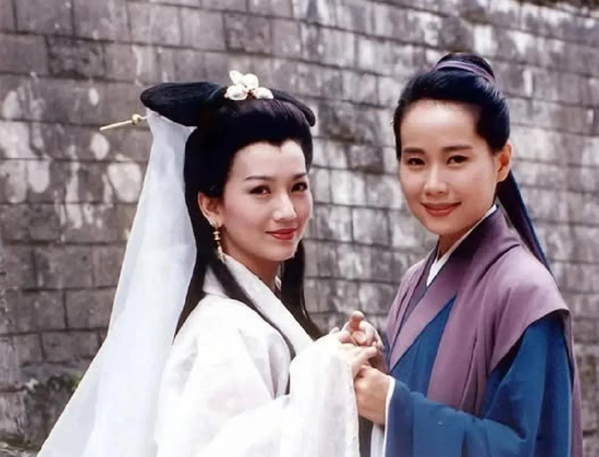 《白蛇传》多年来被改编成多部影视作品，其中最受欢迎的一部是1992年由赵雅芝（左）饰演白素贞、叶童（右）反串许仙的《新白娘子传奇》。（取自脸书）