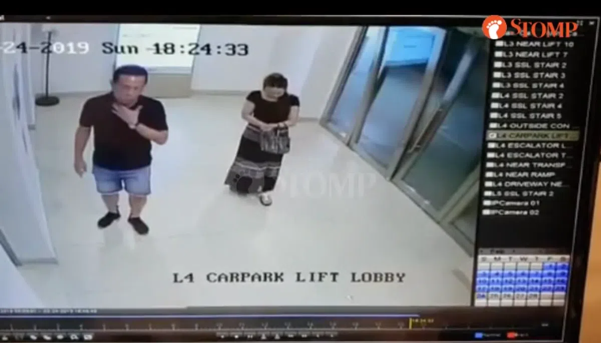  玻璃门开始倒下的瞬间，两人都刚好没往那个方向看。（视频截图） 