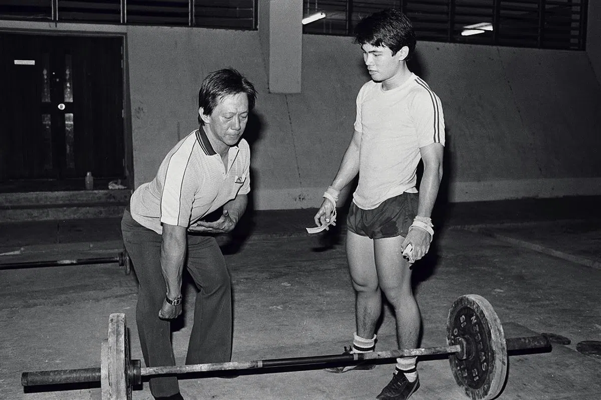 陈浩亮（左）曾在民众俱乐部担任举重指导员。（海峡时报）
