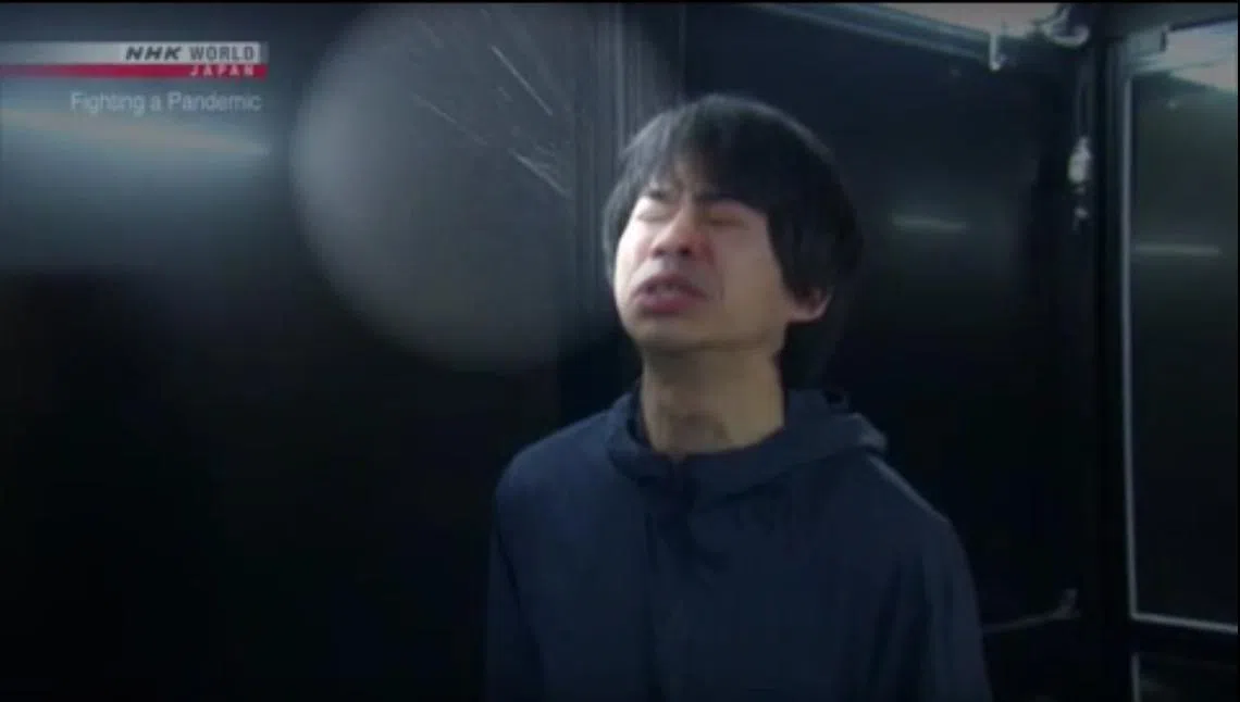 美国和日本的研究显示飞沫会在空气中停留得更久。（视频截图）