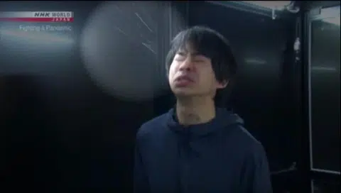 美国和日本的研究显示飞沫会在空气中停留得更久。（视频截图）