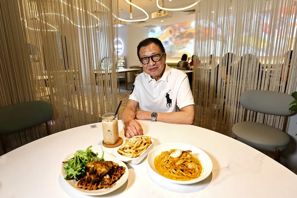 女儿2022年在伟乐坊（Wheelock Place）开咖啡馆，许绍雄就当上其活招牌。