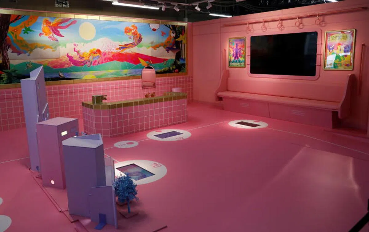  粉色的公共打卡区，融合了日本地铁车厢和公共澡堂的元素。（路透社） 