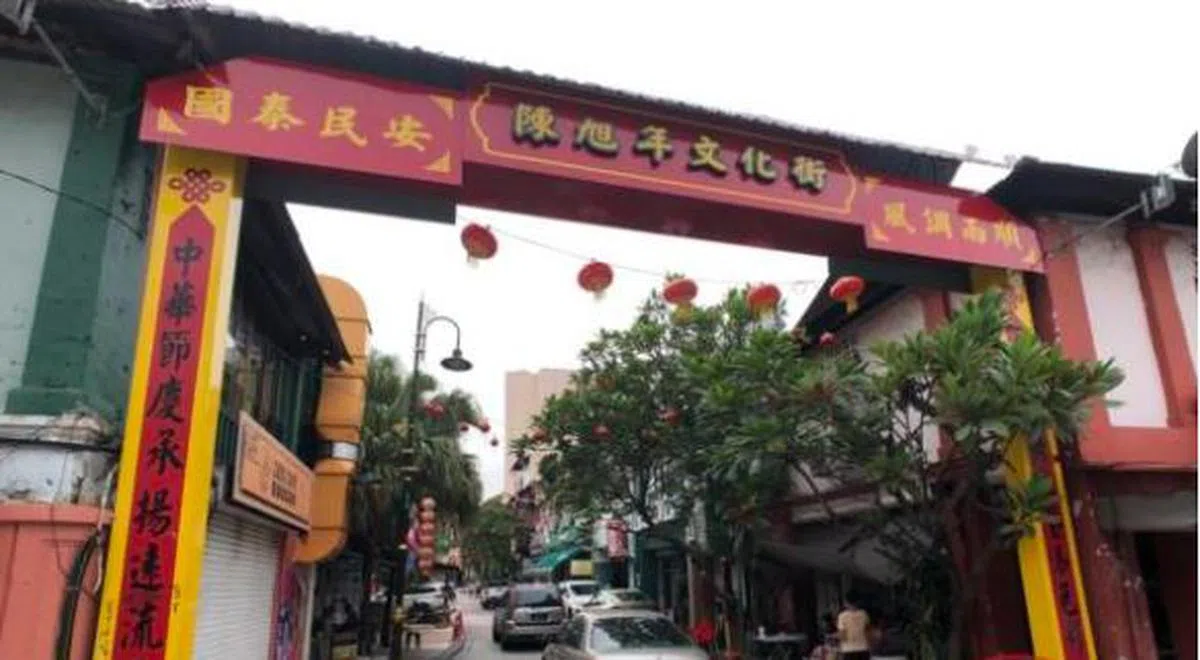  新加坡旅客越堤常光顾的陈旭年文化街，生意大受影响。（中国报） 