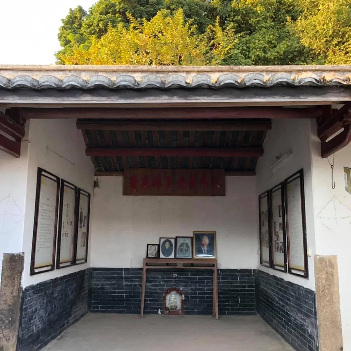  一踏进中翰第的中堂，立即就能看见已故建国总理李光耀（右一）亲切微笑的样子。（杨荣文面簿） 