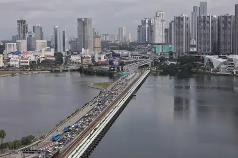 往返新柔的兀兰关卡。（海峡时报）