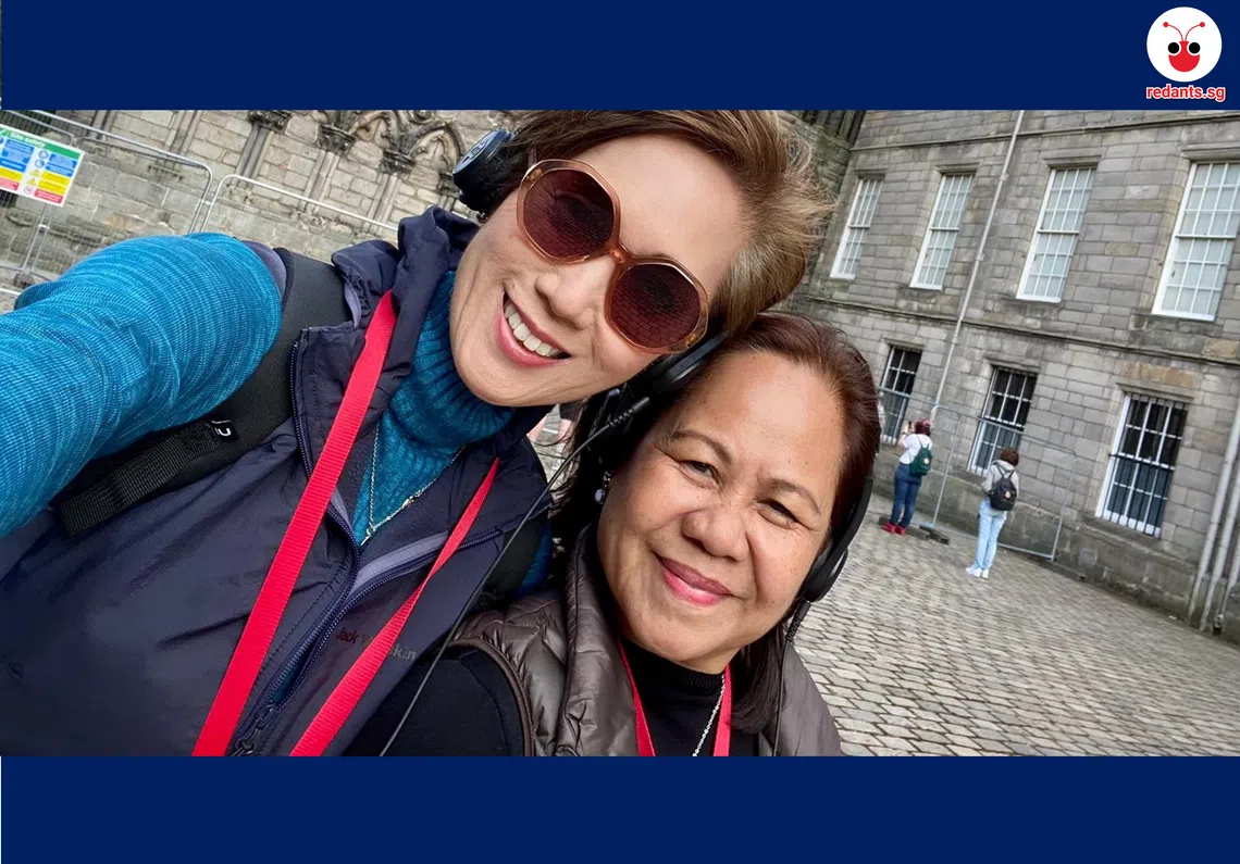 杨莉明和女佣卡门的旅游留影。（杨莉明脸书）