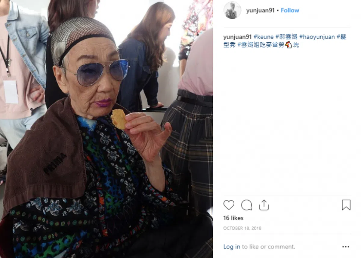  为了让奶奶的粉丝大饱眼福，孙女不忘为她开设了Instagram，分享她吃鸡块的日常，有兴趣的蚁粉可以去追踪一下。（取自郝云娟的IG） 