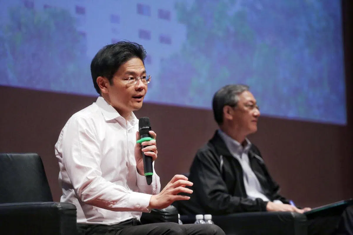  国家发展部长黄循财（左）在民情联系组举办的国庆群众大会对话会上说，政府在制定落实方案时，会征集居民对计划的看法与建议。（海峡时报） 