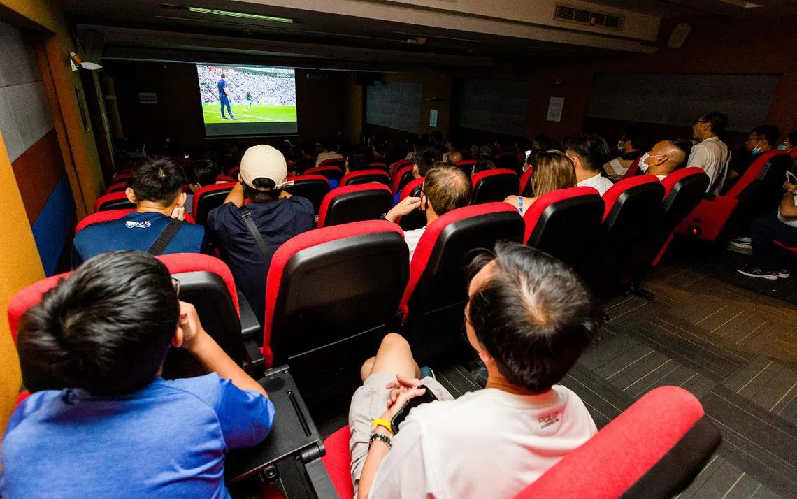 本地一些民众俱乐部和体育中心免费播映世界杯球赛。（联合早报）